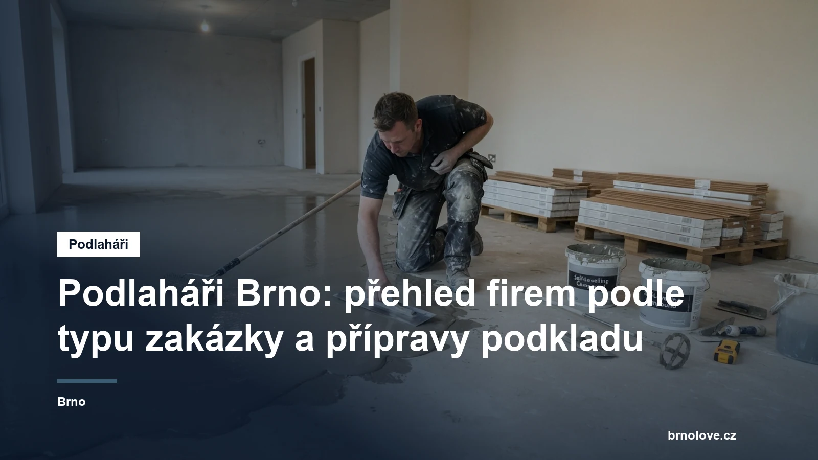 Podlahář nanáší samonivelační stěrku na betonový podklad před pokládkou nové podlahy