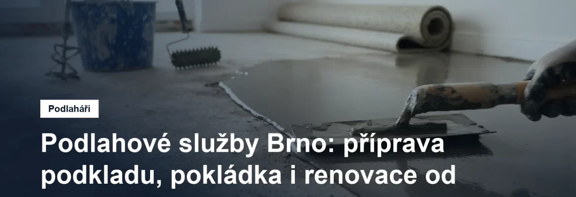 Podlahář roztírá hladítkem samonivelační stěrku na betonovém podkladu, vedle stojí kbelík s namíchanou hmotou a ježkový válec