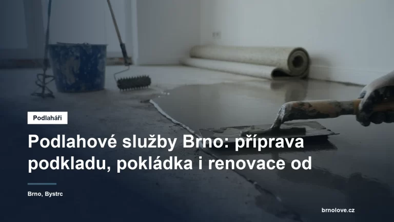 Podlahář roztírá hladítkem samonivelační stěrku na betonovém podkladu, vedle stojí kbelík s namíchanou hmotou a ježkový válec