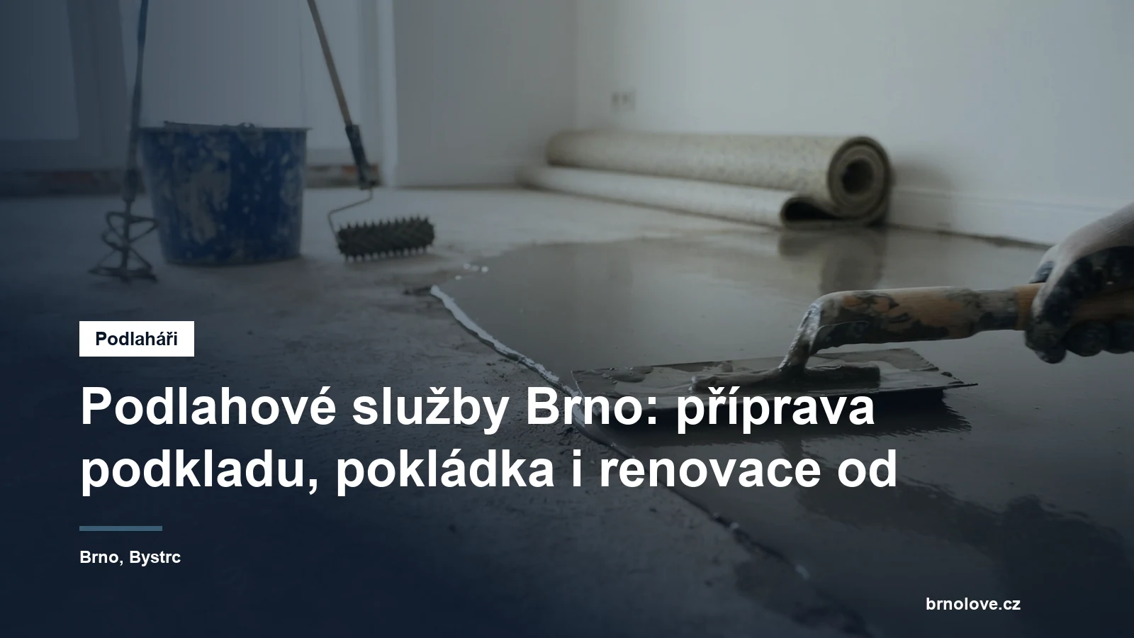 Podlahář roztírá hladítkem samonivelační stěrku na betonovém podkladu, vedle stojí kbelík s namíchanou hmotou a ježkový válec
