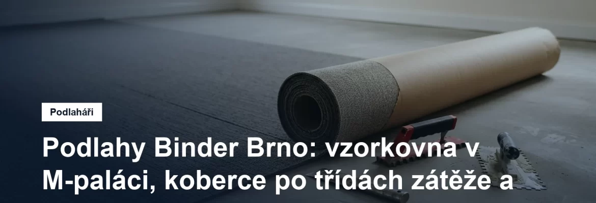 Rozpracovaná pokládka zátěžového koberce v metráži, srolovaný pás na srovnaném podkladu, vedle něj řezák a napínák