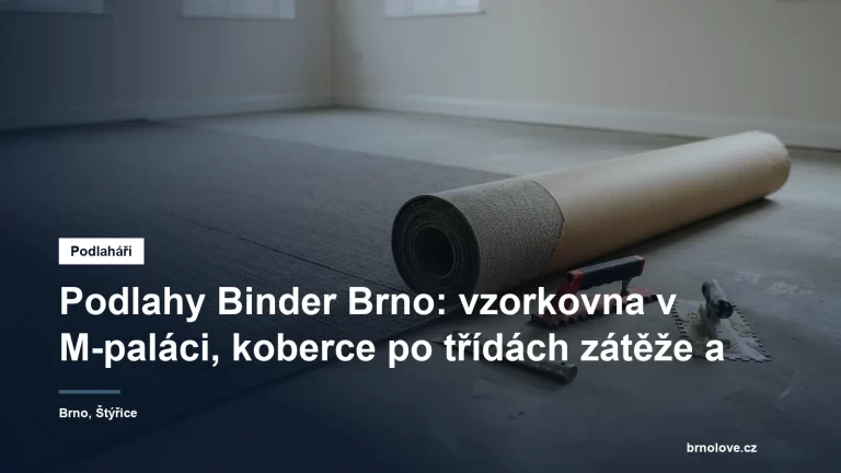 Rozpracovaná pokládka zátěžového koberce v metráži, srolovaný pás na srovnaném podkladu, vedle něj řezák a napínák