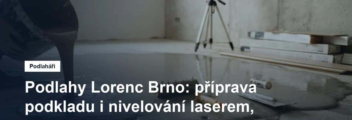 Samonivelační stěrka rozlévaná po betonovém podkladu, vedle ní ježkový váleček a stavební laser na trojnožce