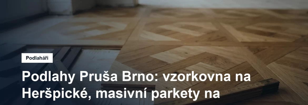 Detail masivních dubových parket skládaných do kazetového vzoru, vedle nich vlysy z tmavšího dřeva a truhlářské pravítko