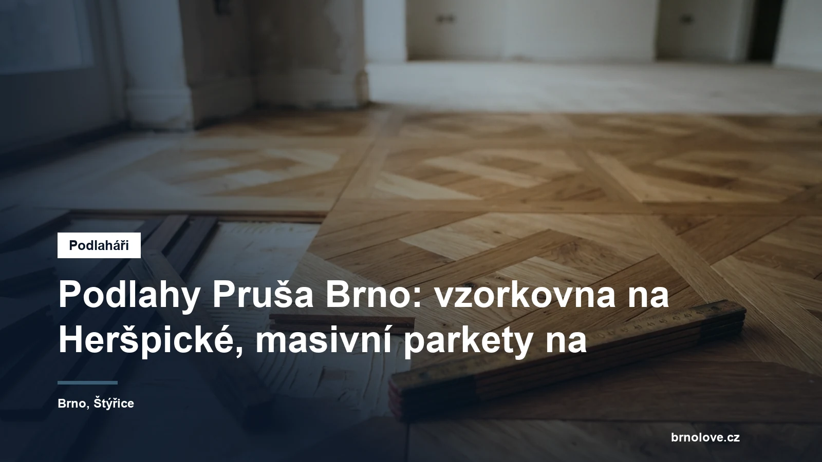 Detail masivních dubových parket skládaných do kazetového vzoru, vedle nich vlysy z tmavšího dřeva a truhlářské pravítko