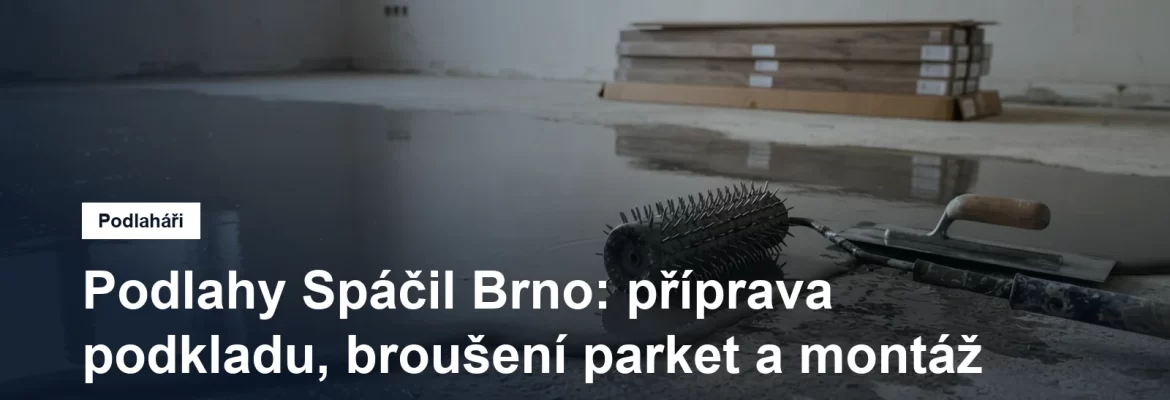 Betonový podklad zalitý samonivelační stěrkou, na okraji hladítko a stěrková lať, vedle připravená prkna vinylové podlahy