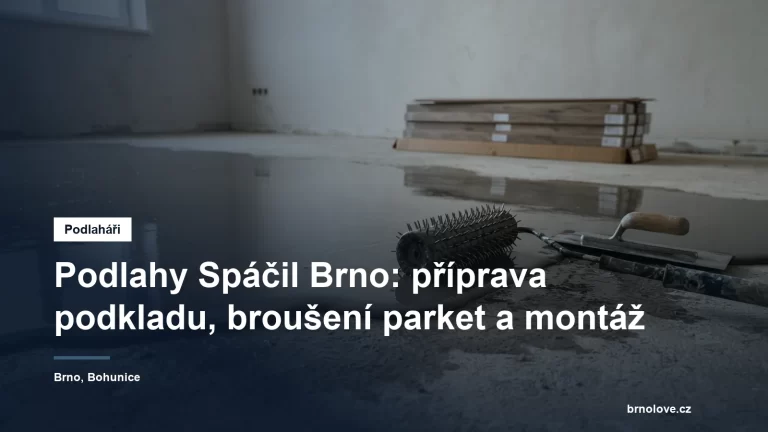 Betonový podklad zalitý samonivelační stěrkou, na okraji hladítko a stěrková lať, vedle připravená prkna vinylové podlahy