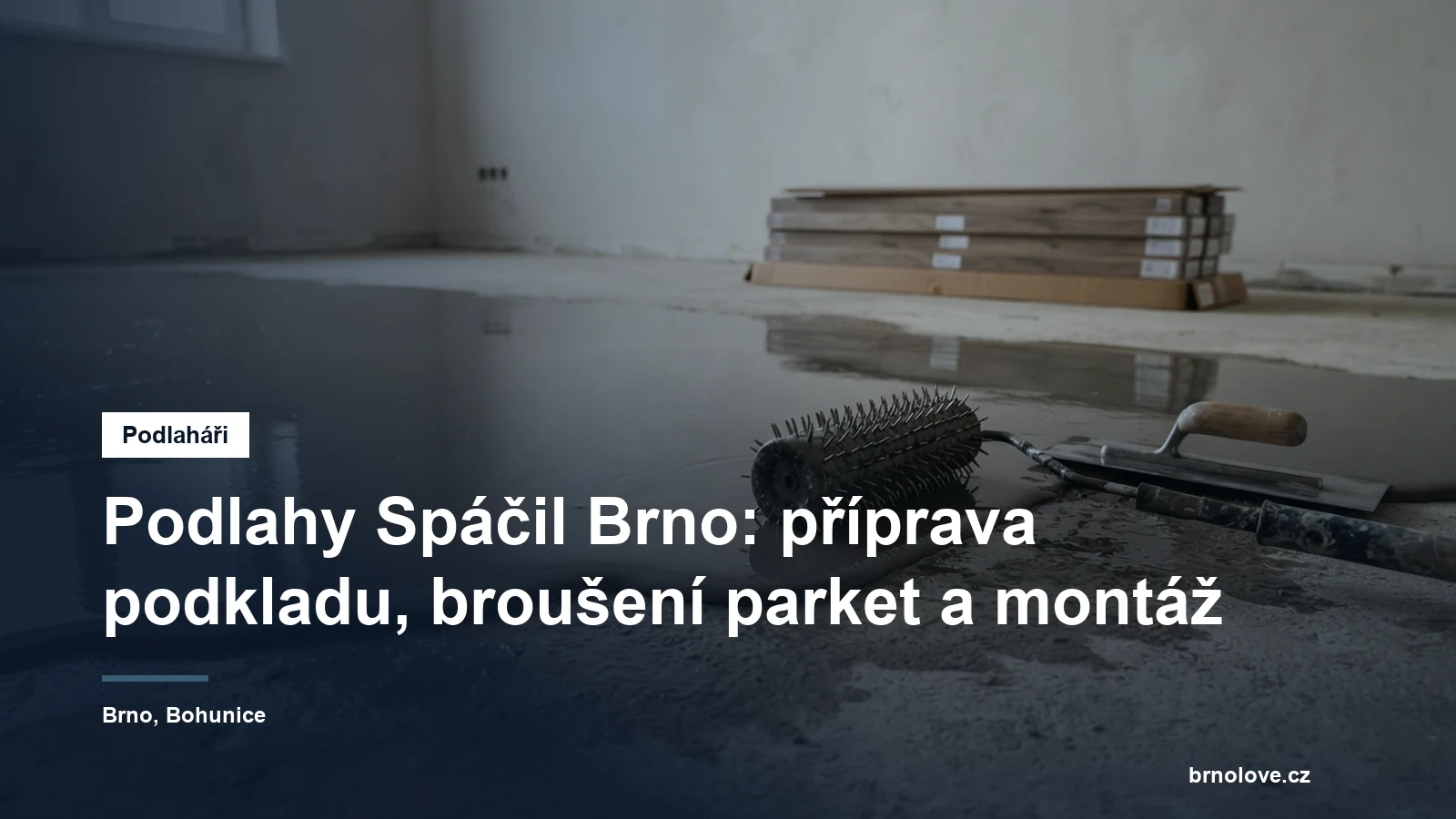 Betonový podklad zalitý samonivelační stěrkou, na okraji hladítko a stěrková lať, vedle připravená prkna vinylové podlahy