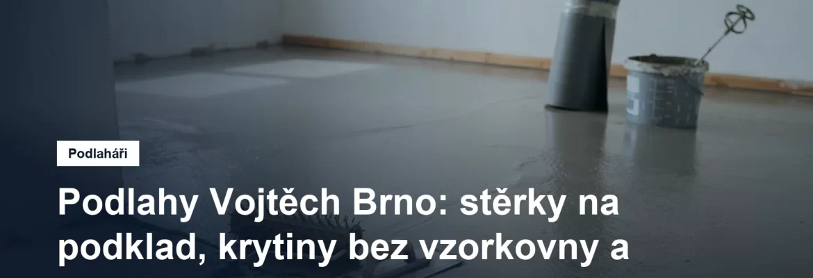 Čerstvě rozlitá samonivelační stěrka na betonovém podkladu, vedle ní ježkový váleček a hladítko, u zdi srolovaná podlahová krytina