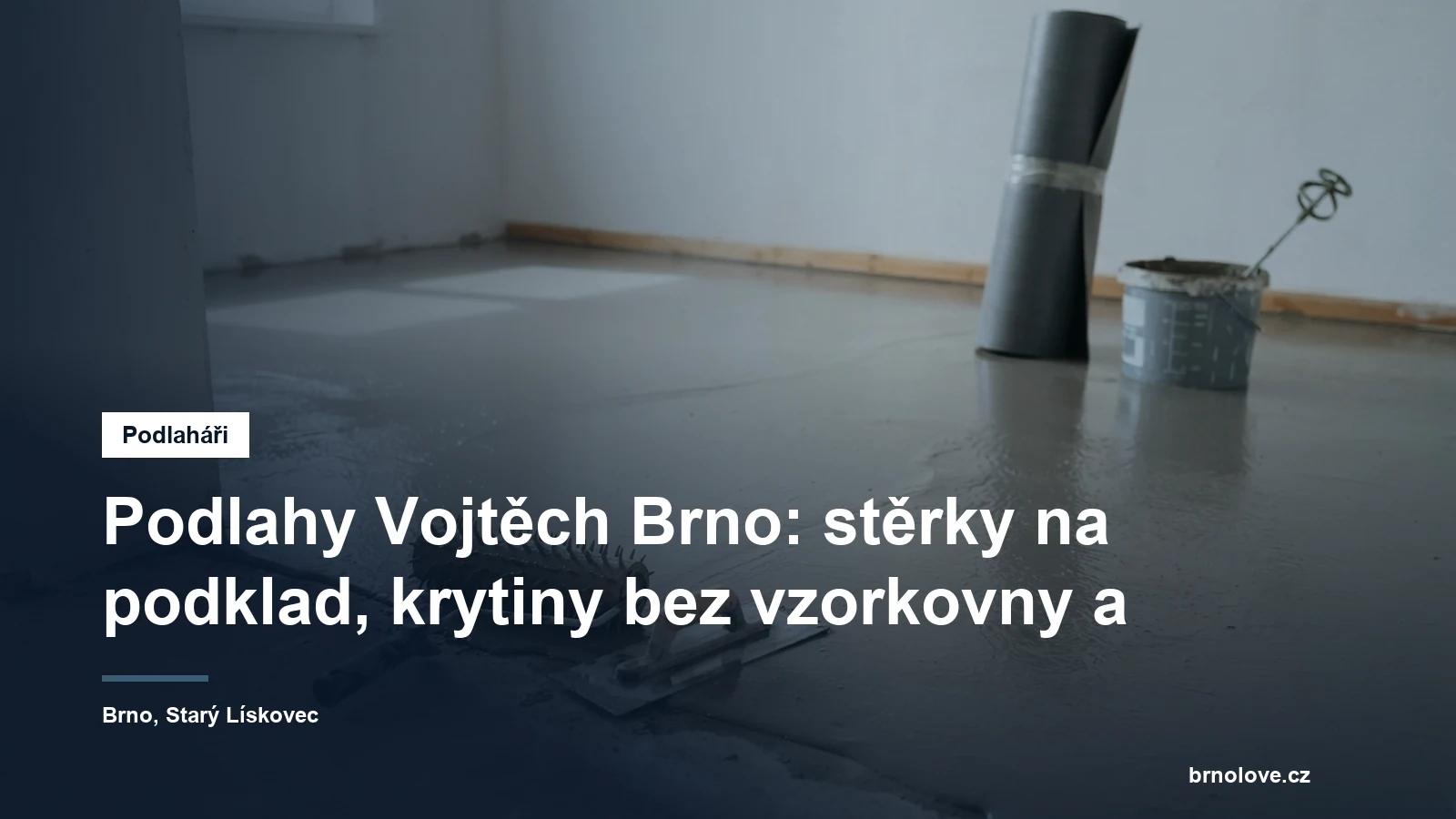 Čerstvě rozlitá samonivelační stěrka na betonovém podkladu, vedle ní ježkový váleček a hladítko, u zdi srolovaná podlahová krytina