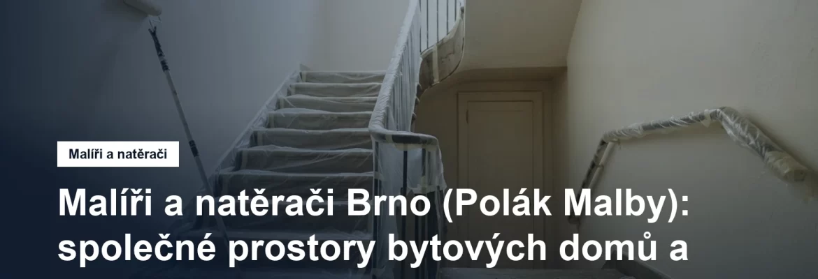 Schodiště bytového domu rozdělané k malování, zábradlí a stupně zakryté ochrannou fólií a váleček na teleskopické tyči opřený o čerstvě natřenou stěnu