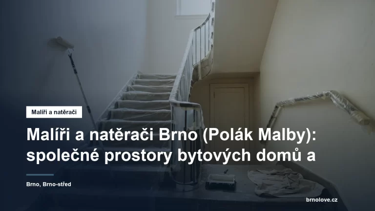 Schodiště bytového domu rozdělané k malování, zábradlí a stupně zakryté ochrannou fólií a váleček na teleskopické tyči opřený o čerstvě natřenou stěnu