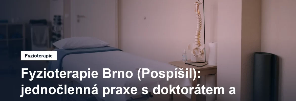 Fyzioterapeutické lehátko u okna, vedle něj model páteře na stolku a srolovaná podložka