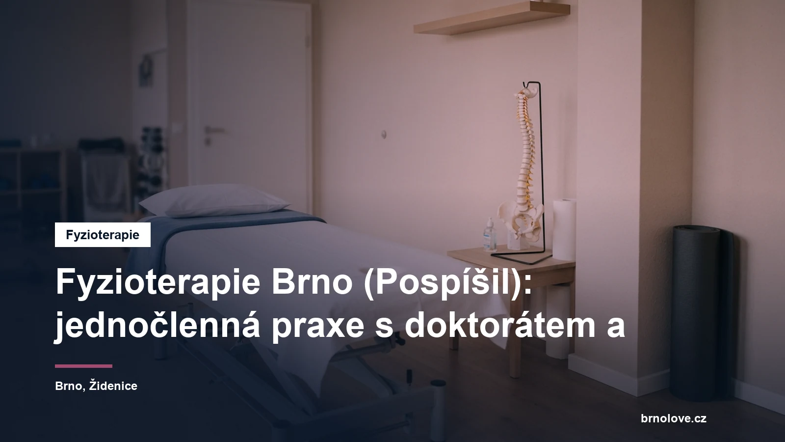 Fyzioterapeutické lehátko u okna, vedle něj model páteře na stolku a srolovaná podložka