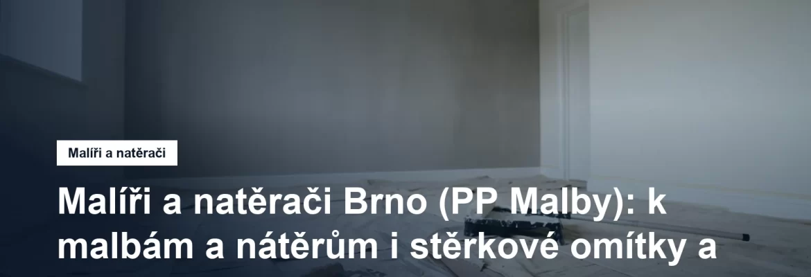 Pokoj připravený k malování, čerstvě přestěrkovaná stěna a hladítko s nerezovou lžící opřené o zakrytou podlahu