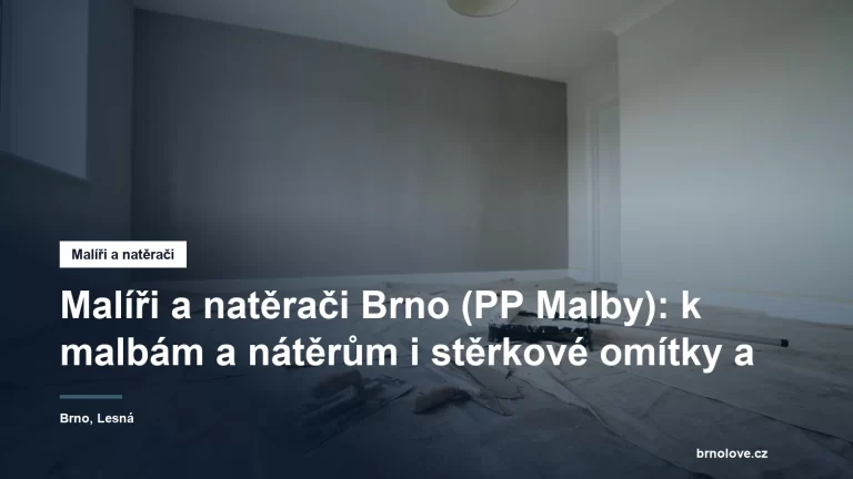 Pokoj připravený k malování, čerstvě přestěrkovaná stěna a hladítko s nerezovou lžící opřené o zakrytou podlahu
