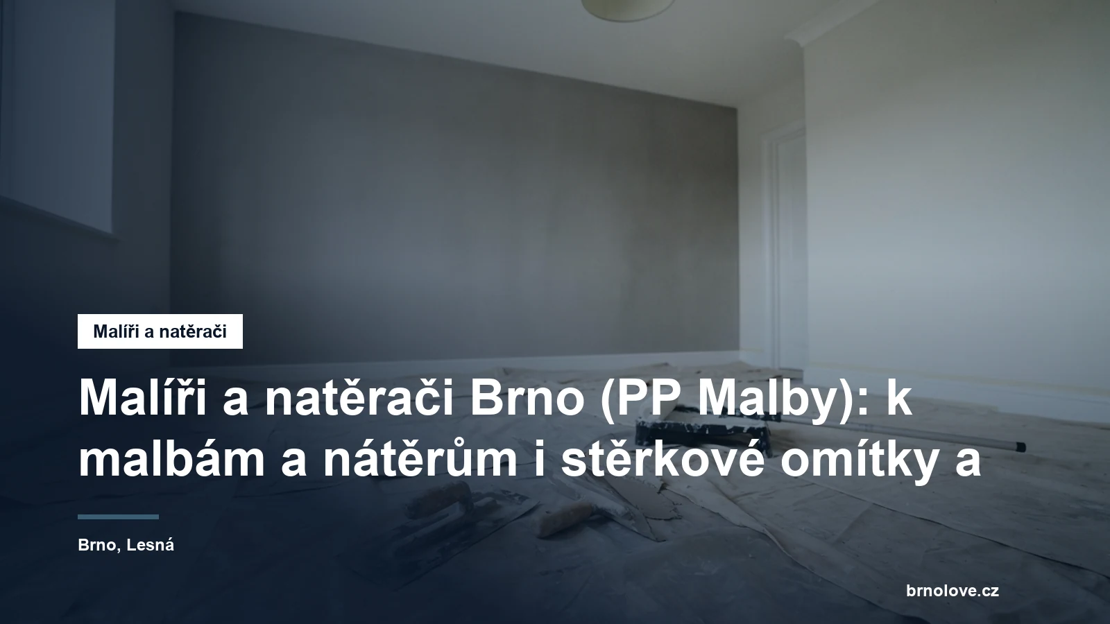 Pokoj připravený k malování, čerstvě přestěrkovaná stěna a hladítko s nerezovou lžící opřené o zakrytou podlahu