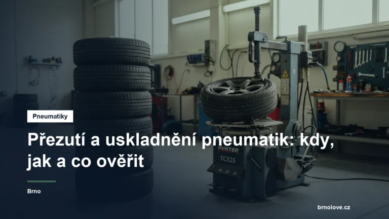 Sada pneumatik a přezouvací stroj v pneuservisu