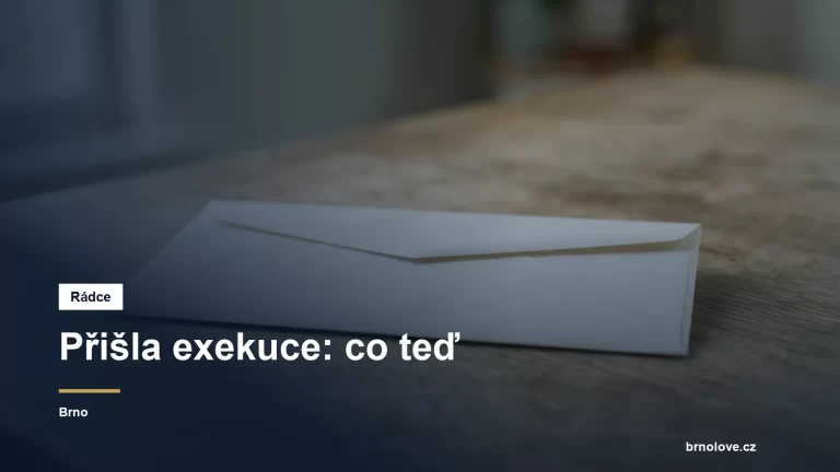 Neotevřená úřední obálka na stole