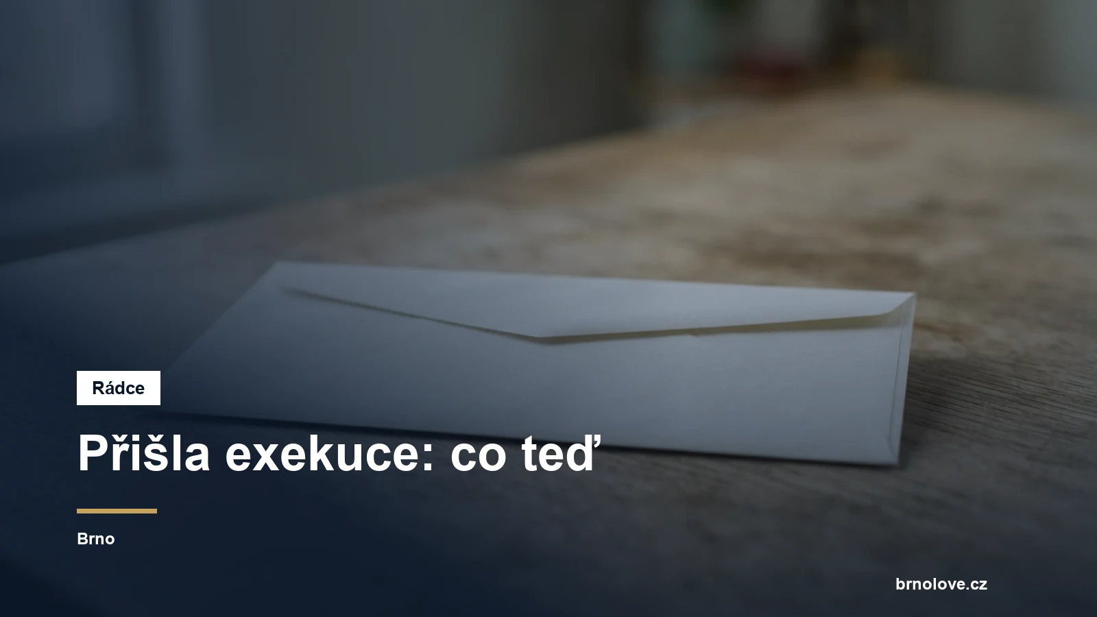 Neotevřená úřední obálka na stole