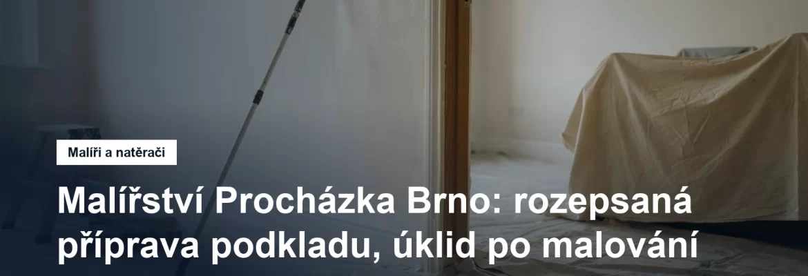 Prázdný pokoj během malování, nábytek pod plachtami, váleček na teleskopické tyči opřený o zeď a zárubeň přelepená páskou