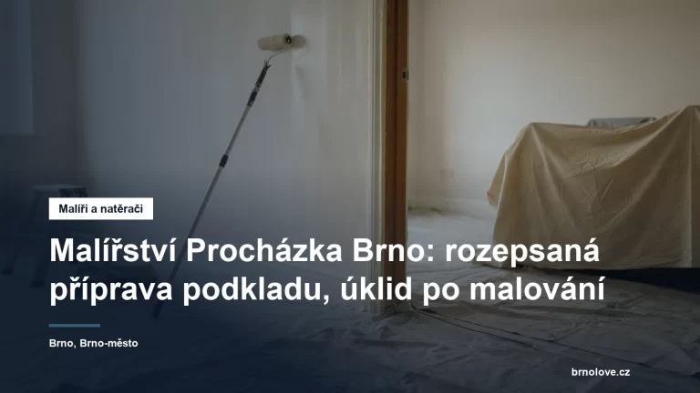 Prázdný pokoj během malování, nábytek pod plachtami, váleček na teleskopické tyči opřený o zeď a zárubeň přelepená páskou