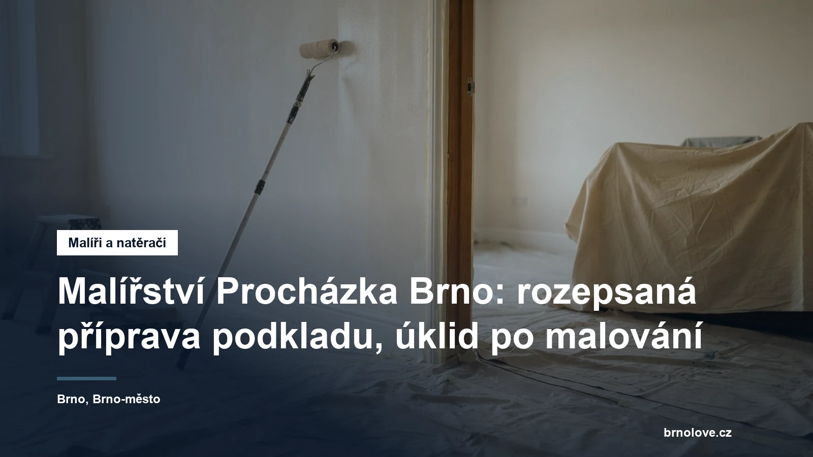 Prázdný pokoj během malování, nábytek pod plachtami, váleček na teleskopické tyči opřený o zeď a zárubeň přelepená páskou