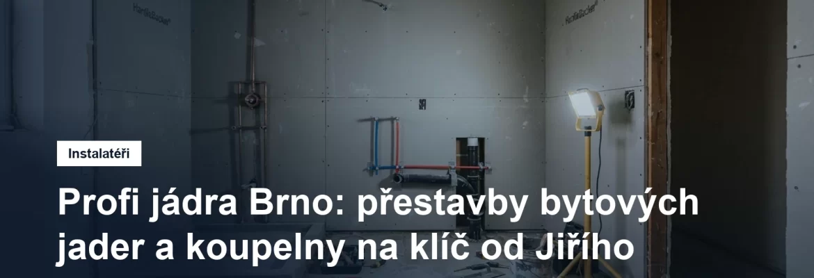 Vybourané bytové jádro v panelovém bytě s novými rozvody vody a odpadu připravenými k obkládání