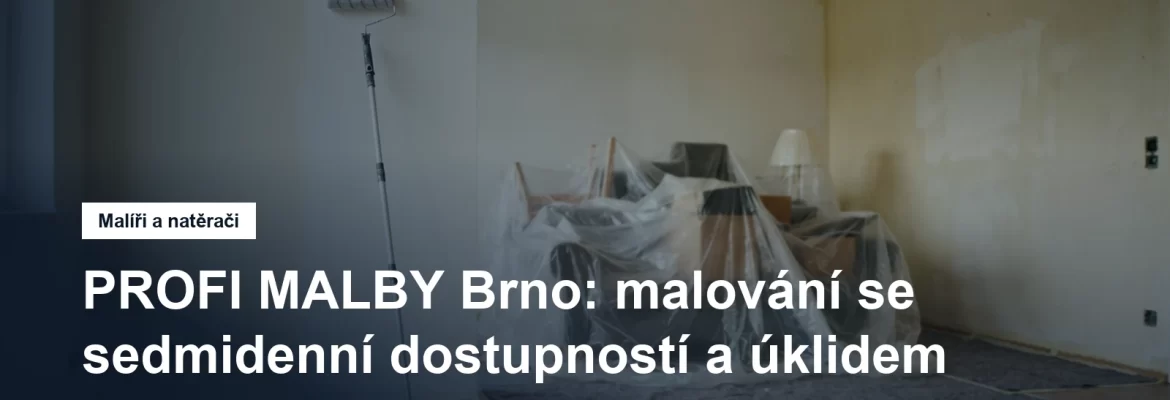 Vymalovaný pokoj v průběhu prací, nábytek sestěhovaný na střed a zakrytý fólií, podlaha pod zakrývacím filcem, u stěny váleček a teleskopická tyč