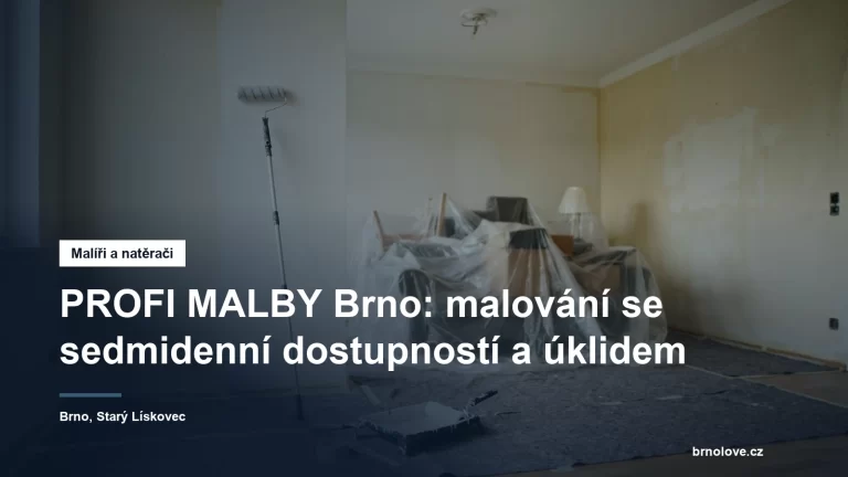 Vymalovaný pokoj v průběhu prací, nábytek sestěhovaný na střed a zakrytý fólií, podlaha pod zakrývacím filcem, u stěny váleček a teleskopická tyč