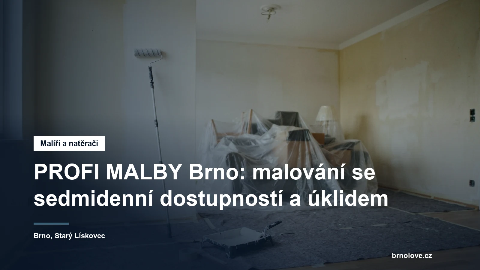 Vymalovaný pokoj v průběhu prací, nábytek sestěhovaný na střed a zakrytý fólií, podlaha pod zakrývacím filcem, u stěny váleček a teleskopická tyč