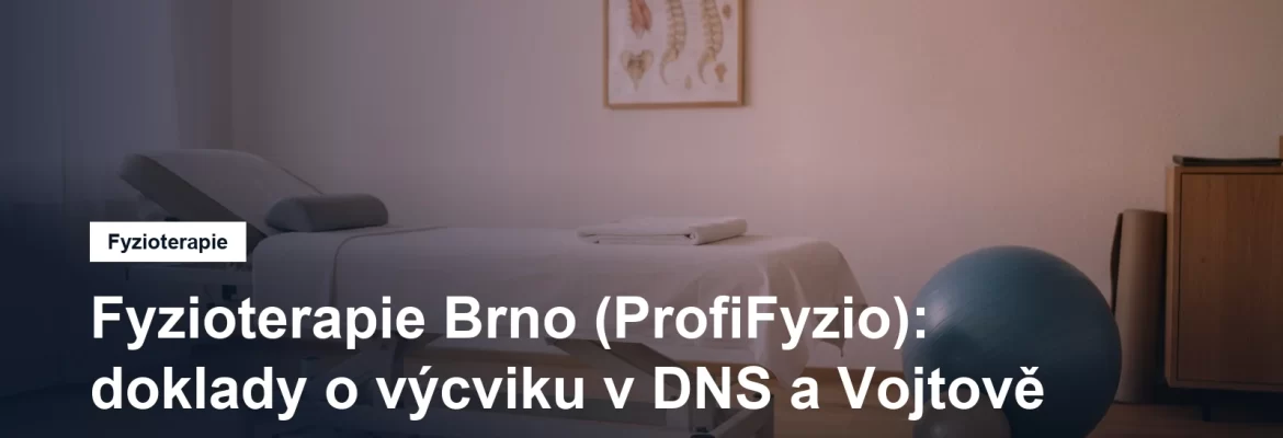 Světlá ordinace fyzioterapie s lehátkem, gymnastickým míčem a overballem, na stěně anatomický plakát páteře