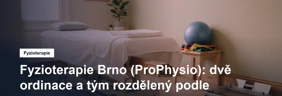 Fyzioterapeutická ordinace s lehátkem, na stolku overball a therabandy, u stěny podoskop na vyšetření chodidla