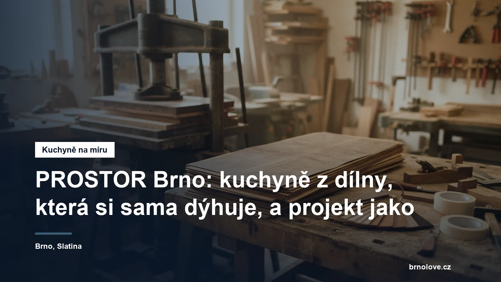 Dýhovací lis a stoh sesazených dýhových listů ve stolařské dílně, vedle nich vzorník dřevin