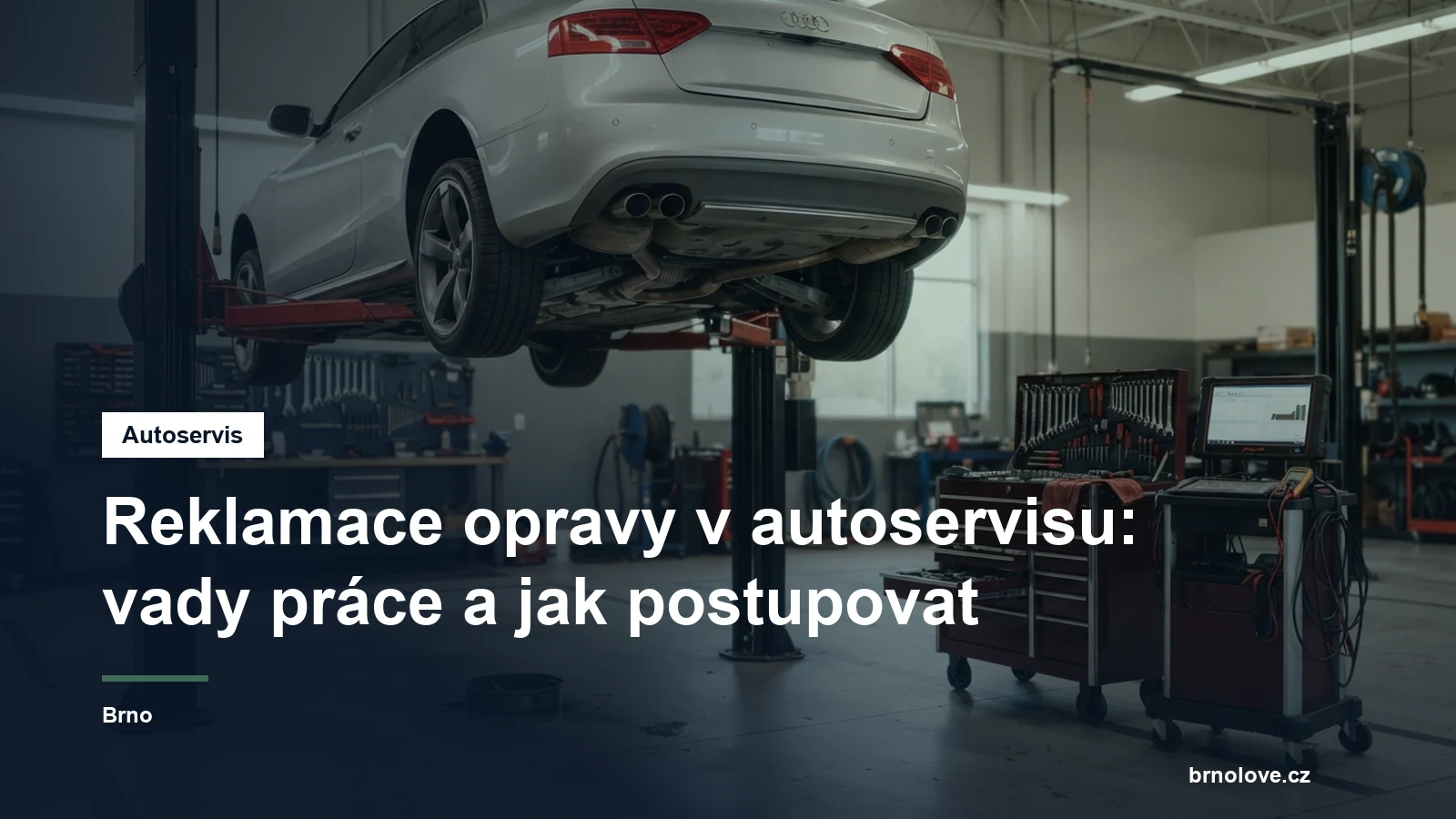 Auto na zvedáku v opravárenské dílně s nářadím