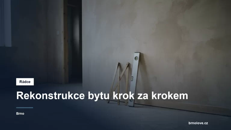 Prázdná místnost s čerstvou omítkou a odloženým nářadím