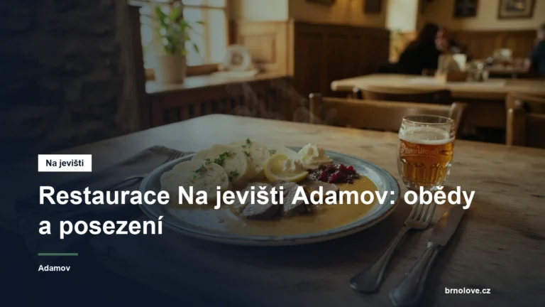 Talíř jídla na stole v restauraci