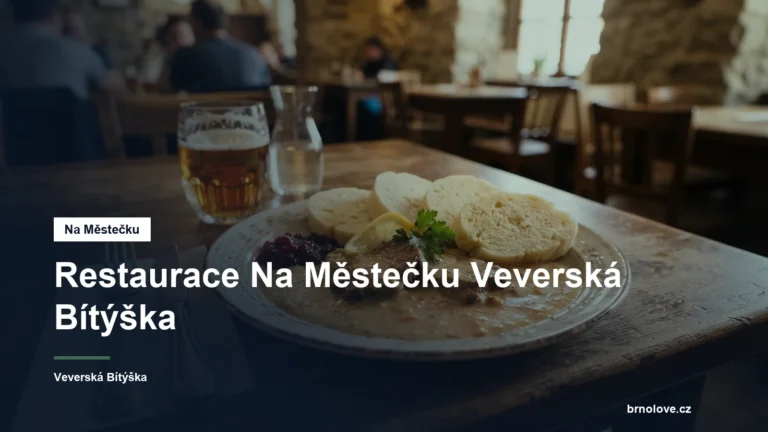 Talíř jídla na stole v restauraci