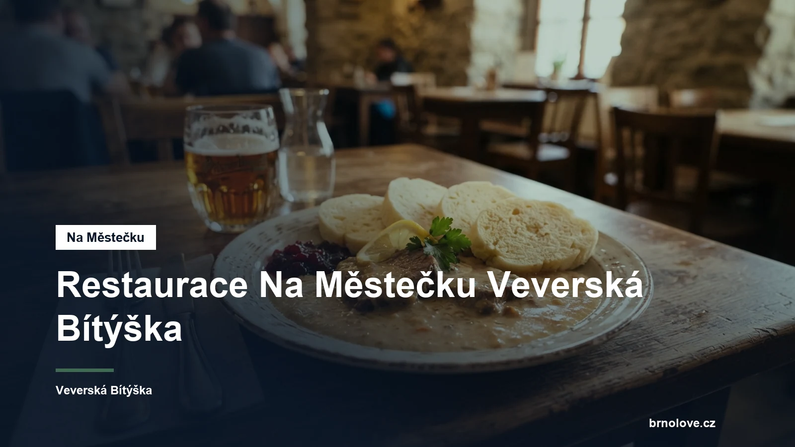 Talíř jídla na stole v restauraci