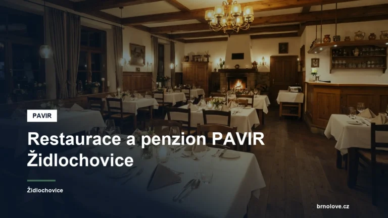 Interiér restaurace s prostřenými stoly