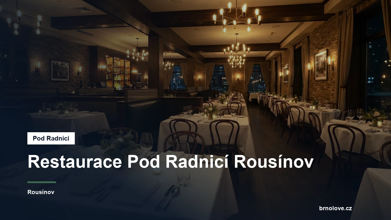 Interiér restaurace s prostřenými stoly