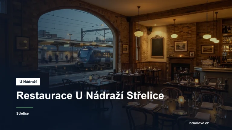 Interiér restaurace s prostřenými stoly