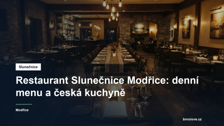 Interiér restaurace s prostřenými stoly