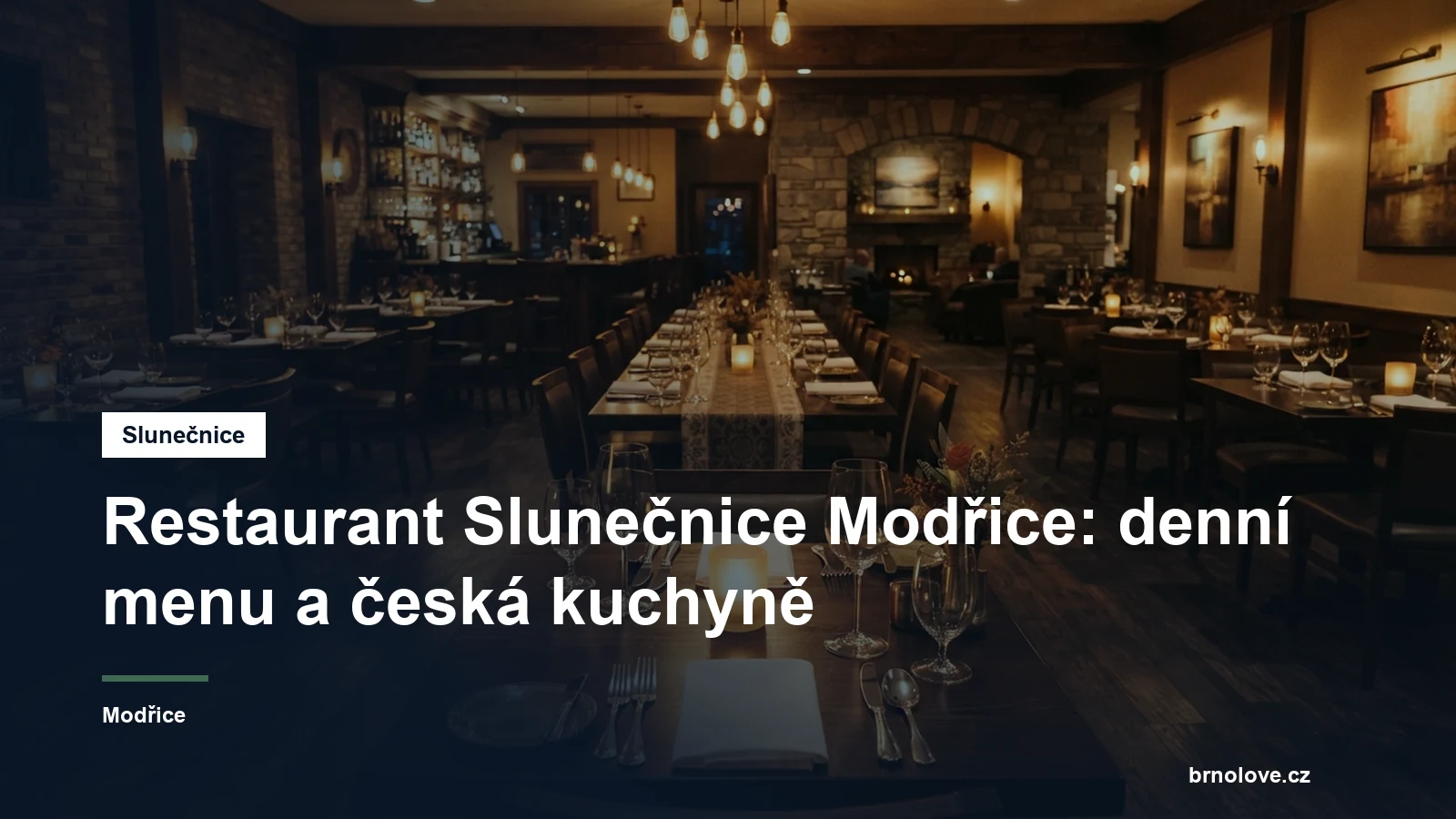 Interiér restaurace s prostřenými stoly