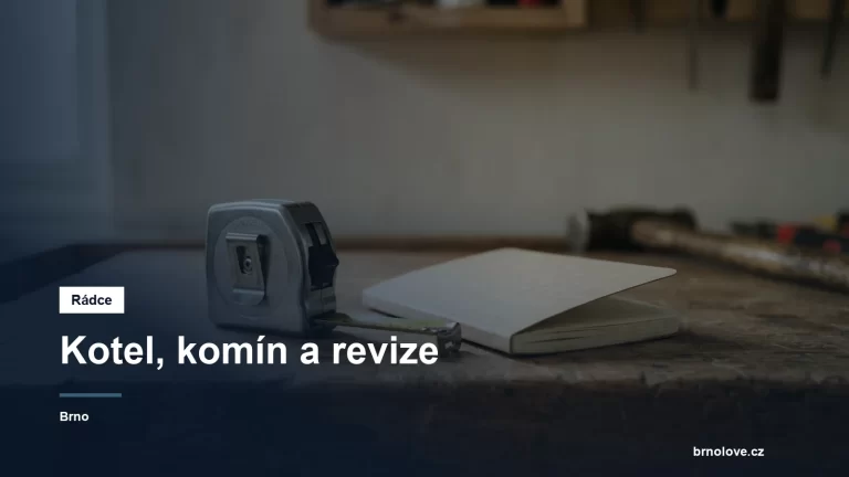 Kotouč měřicího pásma a zápisník na dílenském stole