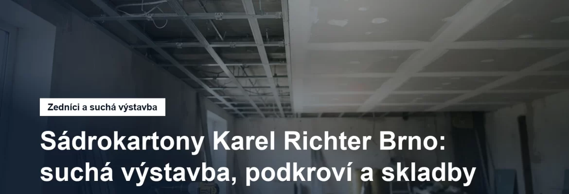 Rozpracovaný sádrokartonový podhled s viditelnými kovovými profily a vytmelenými spárami, vedle stoh desek
