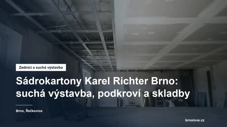 Rozpracovaný sádrokartonový podhled s viditelnými kovovými profily a vytmelenými spárami, vedle stoh desek