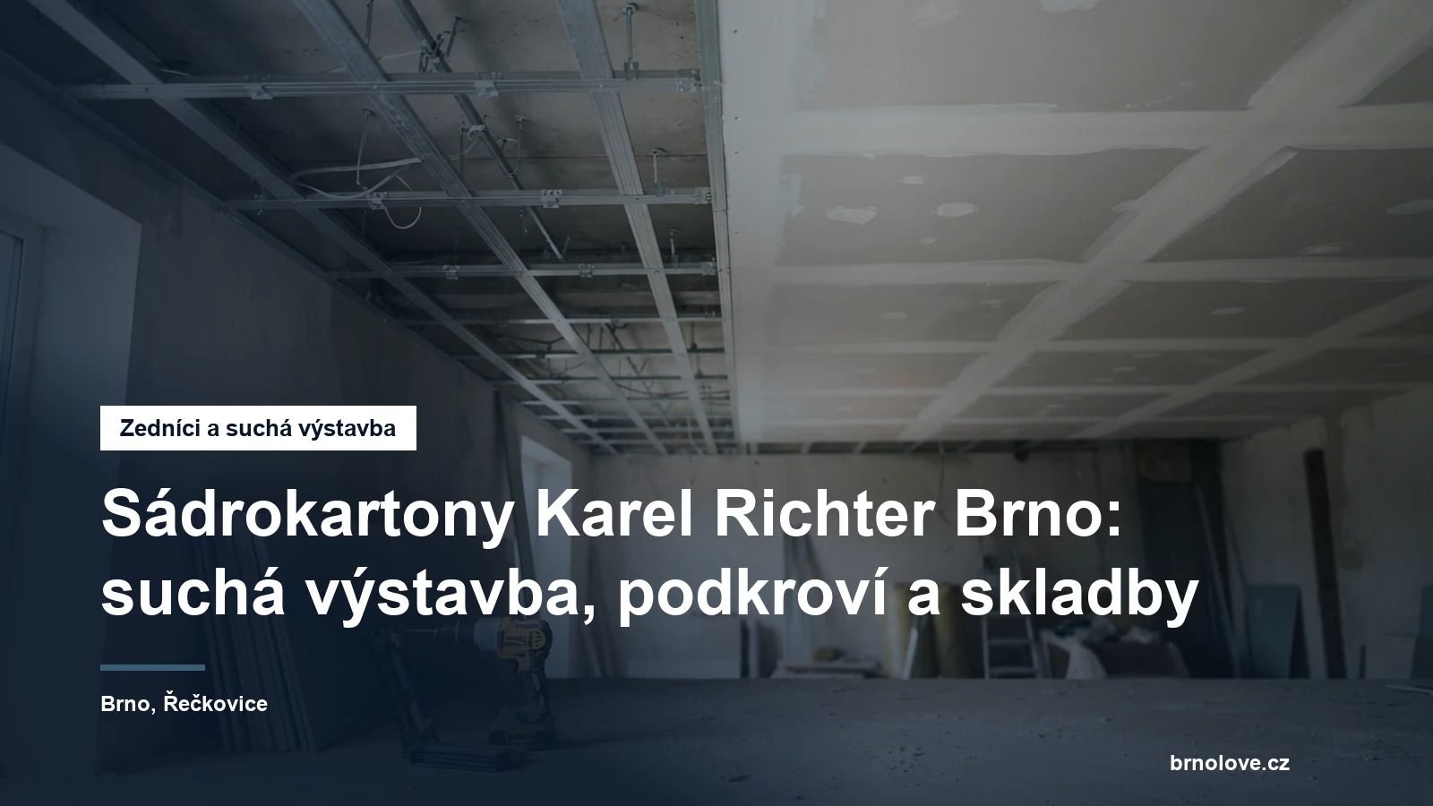 Rozpracovaný sádrokartonový podhled s viditelnými kovovými profily a vytmelenými spárami, vedle stoh desek