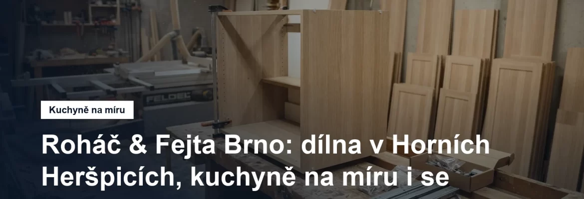 Rozpracovaná kuchyňská skříňka z lamina v truhlářské dílně, vedle ní kotoučová pila a připravená dvířka
