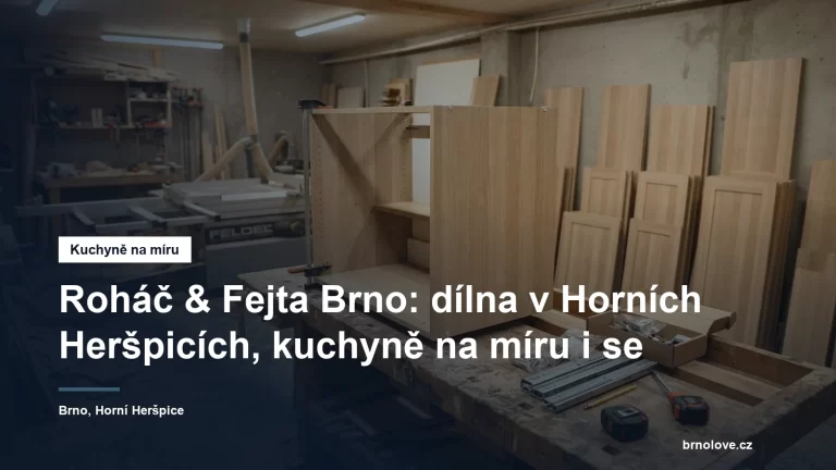 Rozpracovaná kuchyňská skříňka z lamina v truhlářské dílně, vedle ní kotoučová pila a připravená dvířka